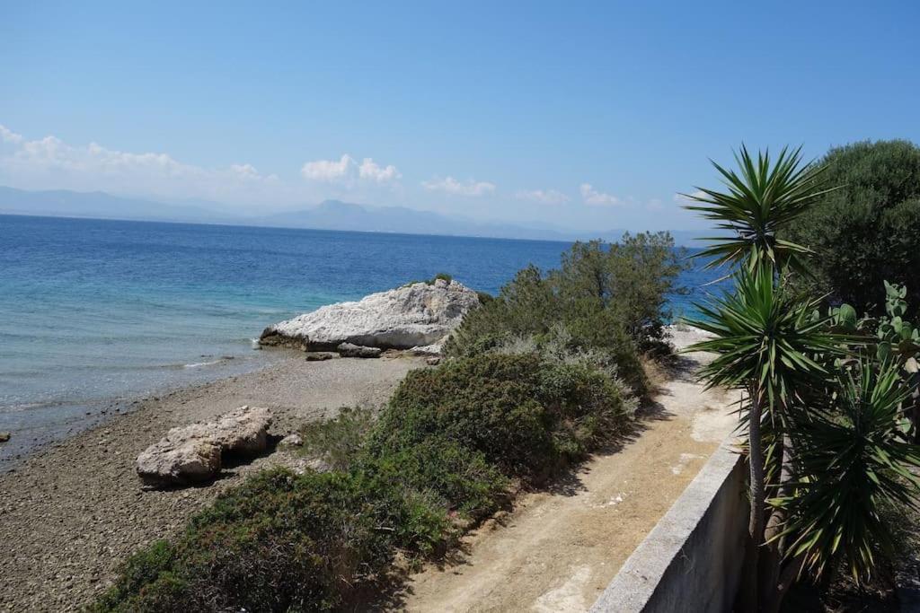 House By The Sea At Skaloma, Loutraki Vila Limni Vouliagmenis Exterior foto