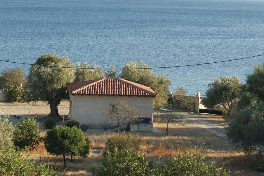 House By The Sea At Skaloma, Loutraki Vila Limni Vouliagmenis Exterior foto